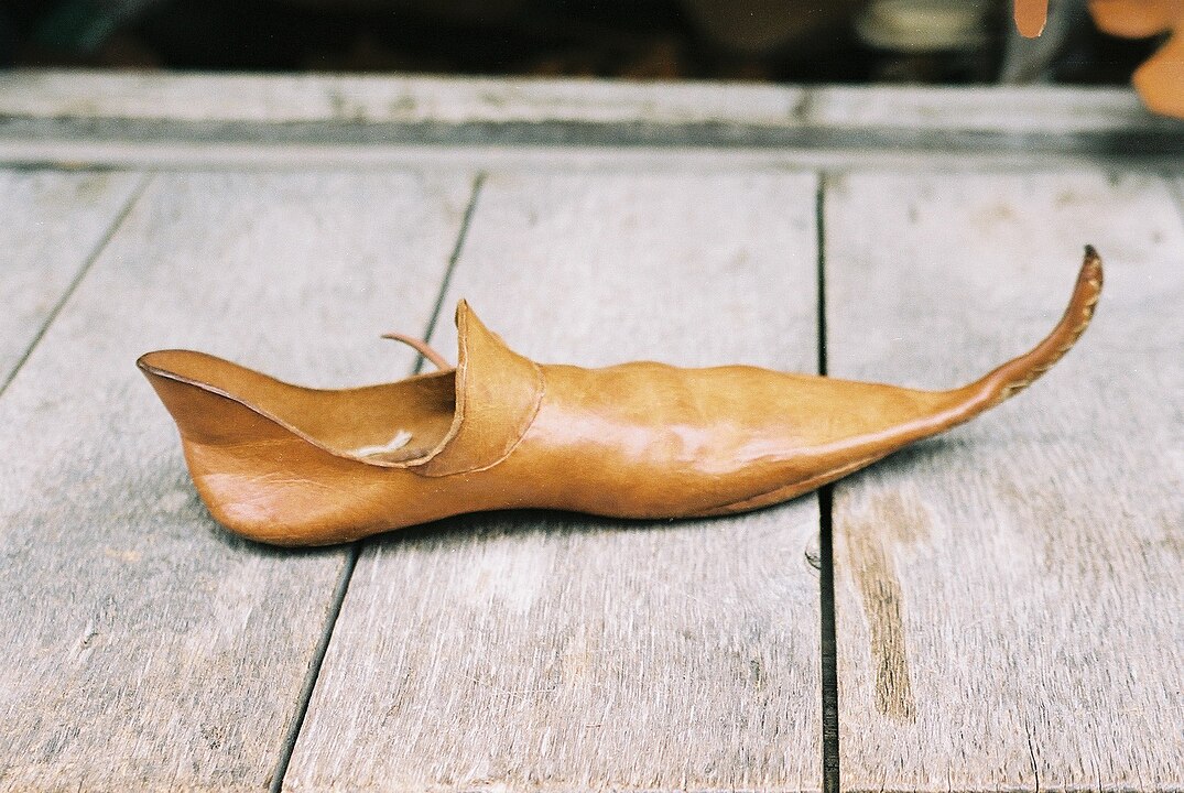 Что такое Hallux valgus?: Часть 1. Сказочные герои и настоящее Что такое Hallux valgus?: Часть 1. Сказочные герои и настоящее Средневековье