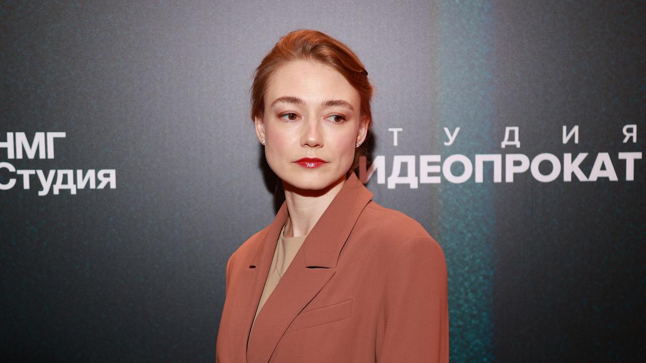 aktrisa-oksana-akinshina-uletela-na-maldivy-s-detmi-i-bez.jpg Актриса Оксана Акиньшина улетела на Мальдивы с детьми и без Данилы Козловского