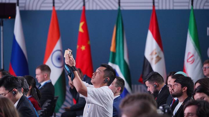 CNN: Россия совсем не кажется изолированной от остального мира