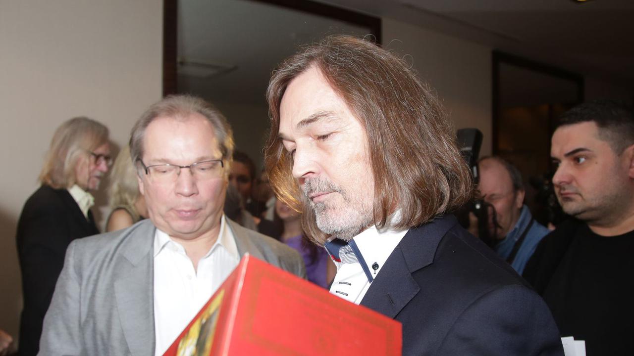 hudozhnika-nikasa-safronova-obvinili-v-prisvoenii-fabriki-v-uljanovske.jpg Художника Никаса Сафронова обвинили в присвоении фабрики в Ульяновске
