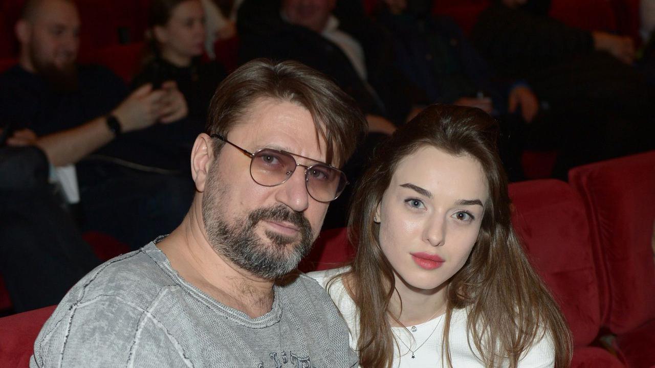 otkuda-jeto-voobshhe-beretsja-molodaja-zhena-viktora-loginova-otreagirovala-na.jpg «Откуда это вообще берется?»: молодая жена Виктора Логинова отреагировала на слухи о беременности