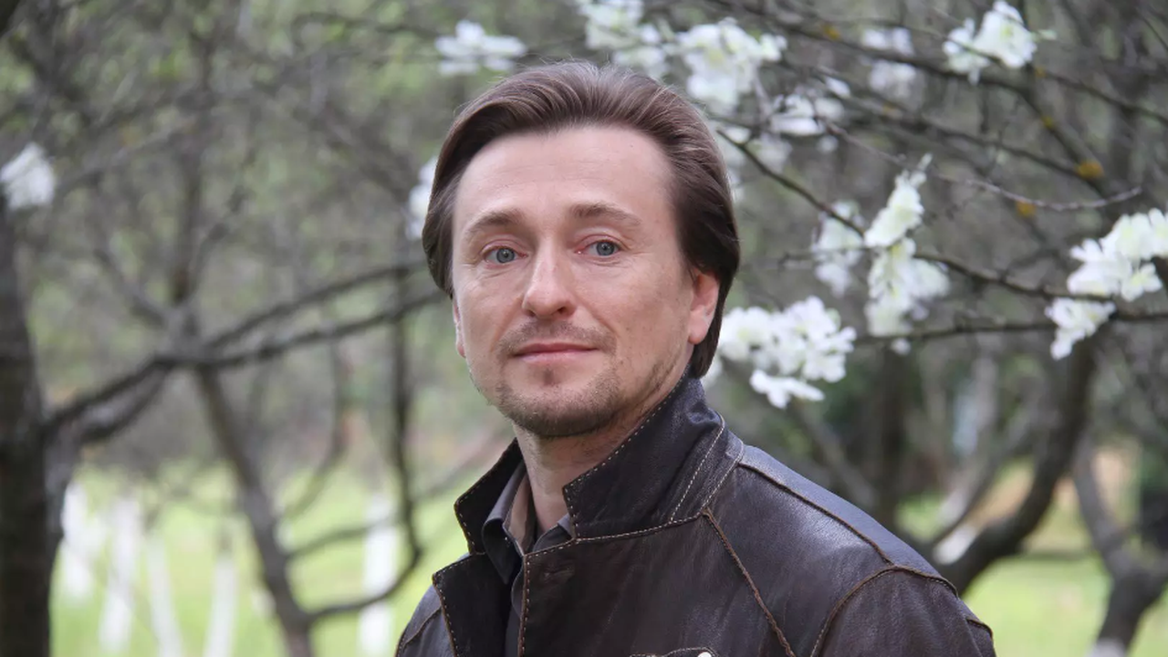 akter-sergej-bezrukov-rasskazal-chto-ljudi-blagodarjat-ego-za-detstvo.png Актер Сергей Безруков рассказал, что люди благодарят его за детство и «Бригаду»