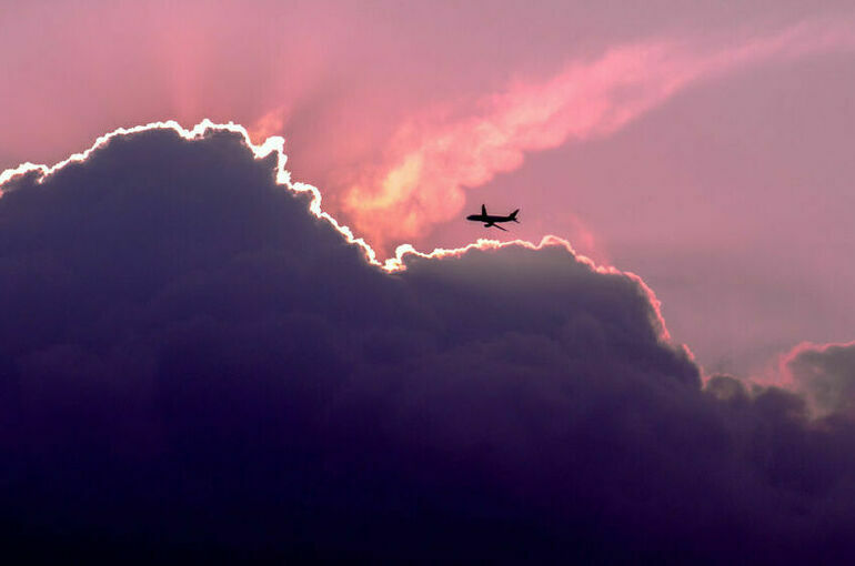 Грузовой самолет упал на жилой дом в Вильнюсе и загорелся