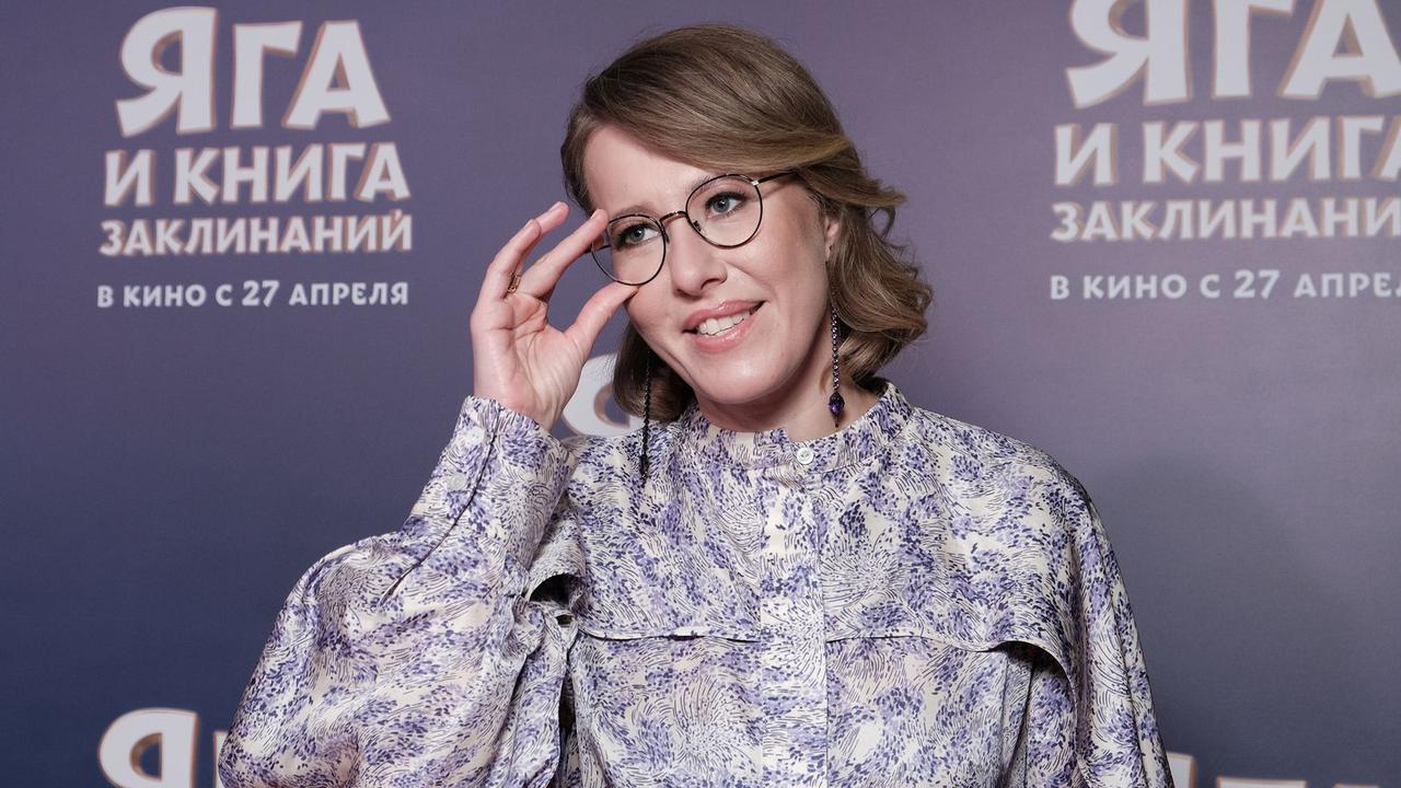 ksenija-sobchak-vyshla-v-svet-v-botinkah-s-zolotymi-palcami.jpg Ксения Собчак вышла в свет в ботинках с золотыми пальцами за 450 тысяч рублей