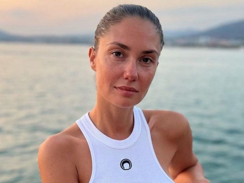 Муцениеце улетела с дочерью в Дубай, не дождавшись сына