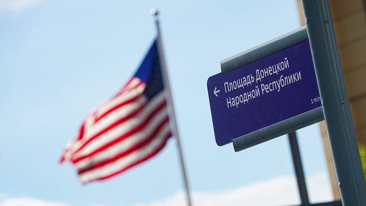 «PUT IN for»: интригующее послание появилось на здании посольства США в Москве