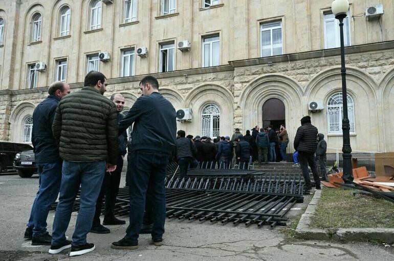 В Абхазии вооруженные люди не пускают чиновников на работу В Абхазии вооруженные люди не пускают чиновников на работу
