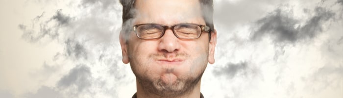 Каждый второй некурящий россиянин поддерживает запрет курения на ходу, среди курильщиков — только каждый пятый