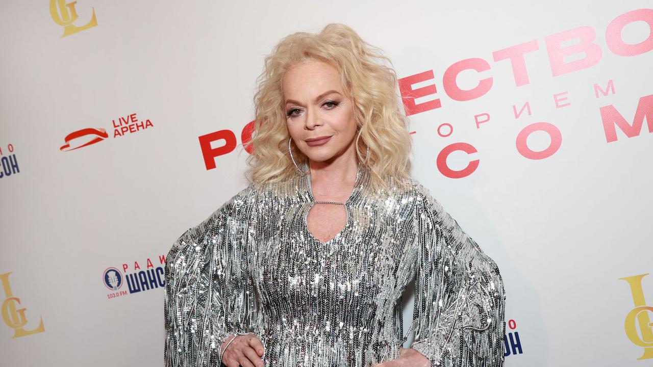 larisa-dolina-rasskazala-s-kem-ukrasila-dom-k-novomu-godu.jpg Лариса Долина рассказала, с кем украсила дом к Новому году