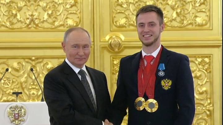 «Вы — герои»: Путин вручил госнаграды победителям летней Паралимпиады в «Вы — герои»: Путин вручил госнаграды победителям летней Паралимпиады в Париже