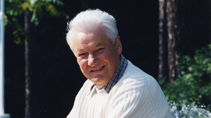 Ровно 25 лет назад Борис Ельцин передал власть в руки Ровно 25 лет назад Борис Ельцин передал власть в руки Владимира Путина