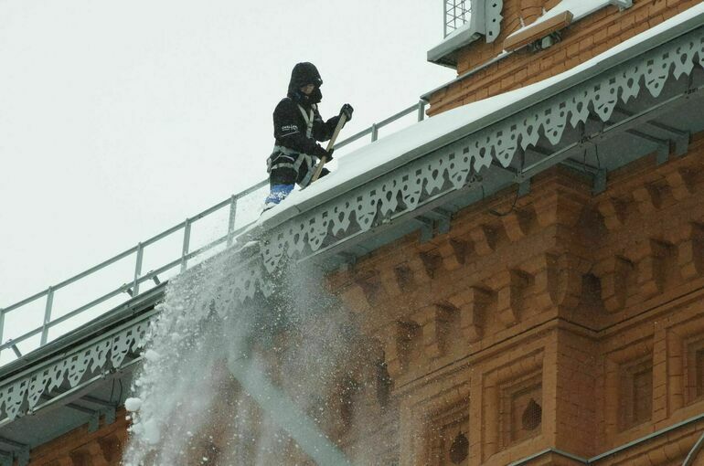 В Москве хотят поднять штрафы за плохую очистку крыш нежилых В Москве хотят поднять штрафы за плохую очистку крыш нежилых домов от снега