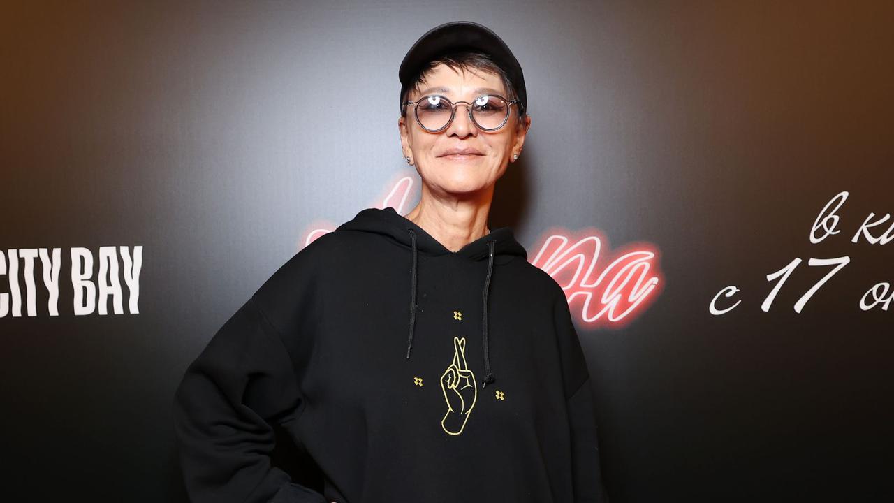 69-letnjaja-irina-hakamada-vyshla-v-svet-v-hudi-s-dyrkami.jpg 69-летняя Ирина Хакамада вышла в свет в худи с дырками и выцветших джинсах