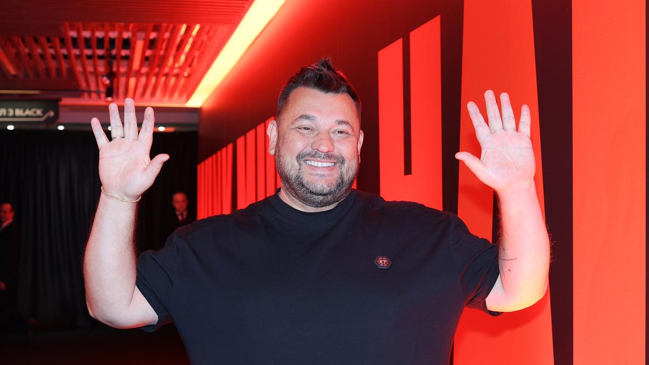 Певец Сергей Жуков рассказал, что сюрпризы помогают сохранить романтику в браке