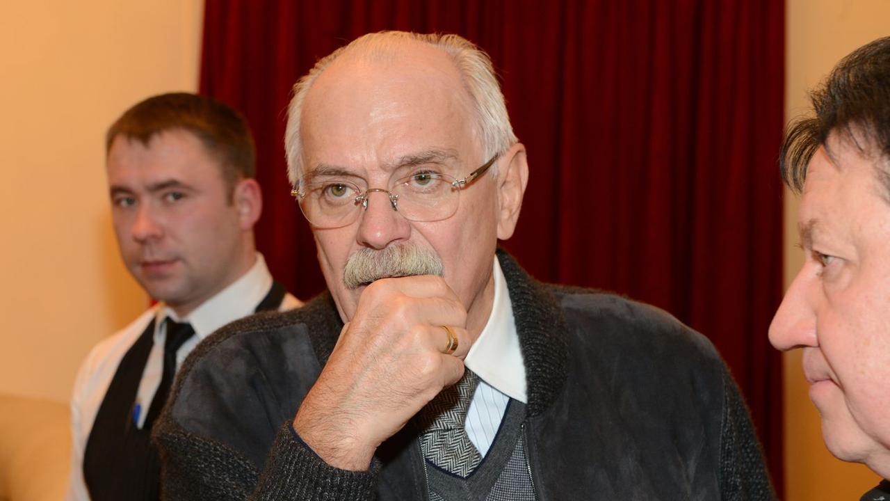 Покинувший РФ Дмитрий Быков* оскорбил Никиту Михалкова, назвав его «недовеликим»