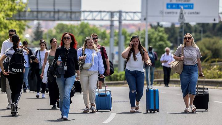 Пассажиры у аэропорта в Лиссабоне во время масштабного сбоя в работе электросетей