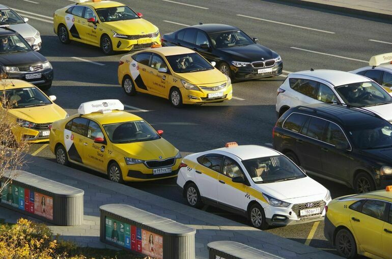 В Петербурге принят запрет на работу мигрантов в такси