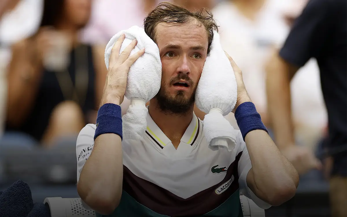 Медведев едва не задохнулся на US Open. Организаторы не спешили Медведев едва не задохнулся на US Open. Организаторы не спешили помогать русской звезде