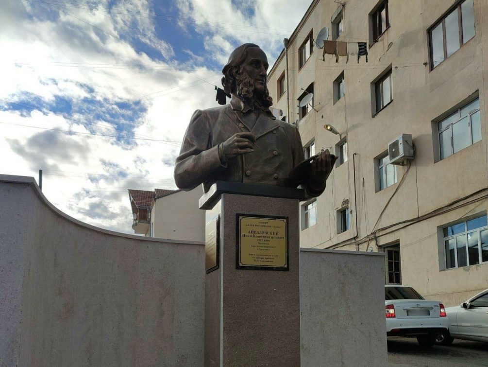 «По-крысиному»: Азербайджан снес памятник Айвазовскому, установленный российскими миротворцами