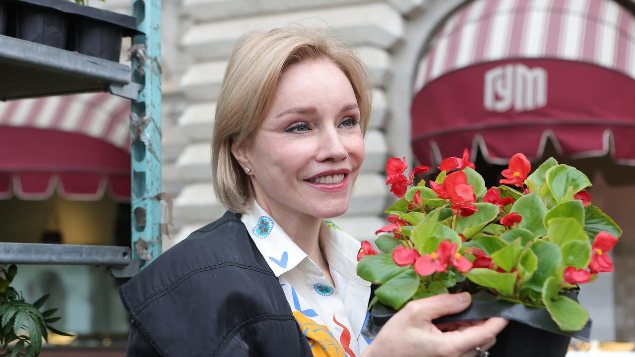 marina-zudina-na-otdyhe-v-rime-pokazala-19-letnjuju-doch-ot.jpg Марина Зудина на отдыхе в Риме показала 19-летнюю дочь от Олега Табакова