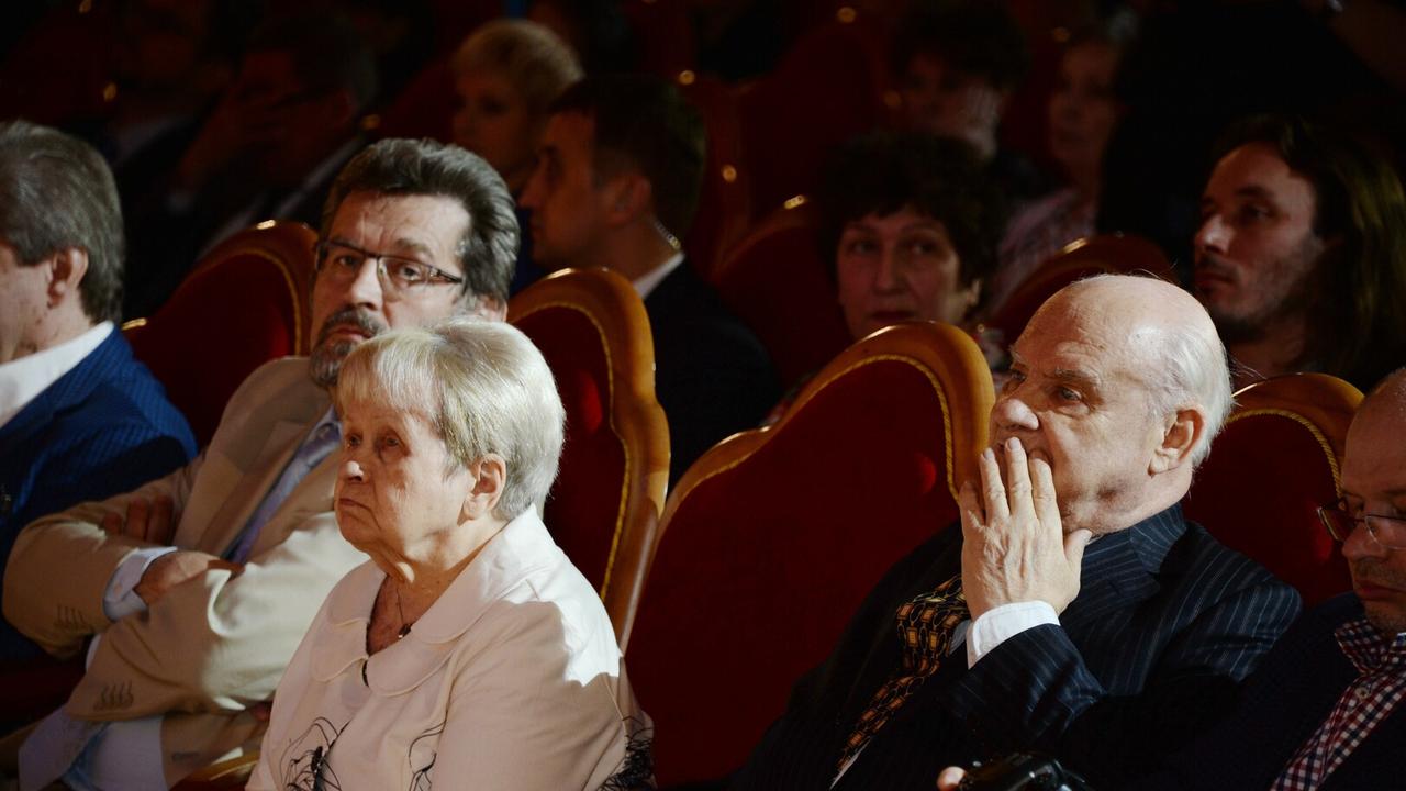 pevec-julian-soobshhil-chto-aleksandra-pahmutova-zhivet-prekrasno-posle-smerti.jpg Певец Юлиан сообщил, что Александра Пахмутова «живет прекрасно» после смерти мужа