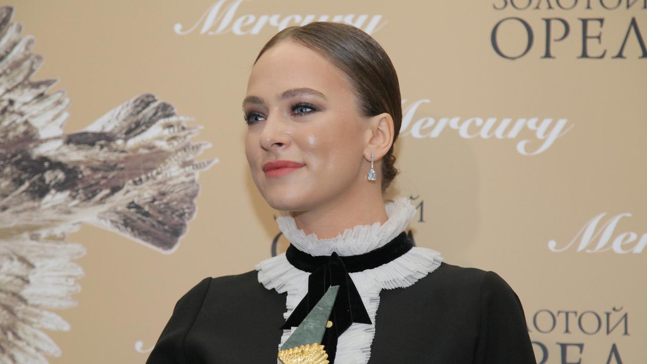 aktrisu-aglaju-tarasovu-tajno-vyvezli-iz-zdanija-suda-na-chernom.jpg Актрису Аглаю Тарасову тайно вывезли из здания суда на черном BMW