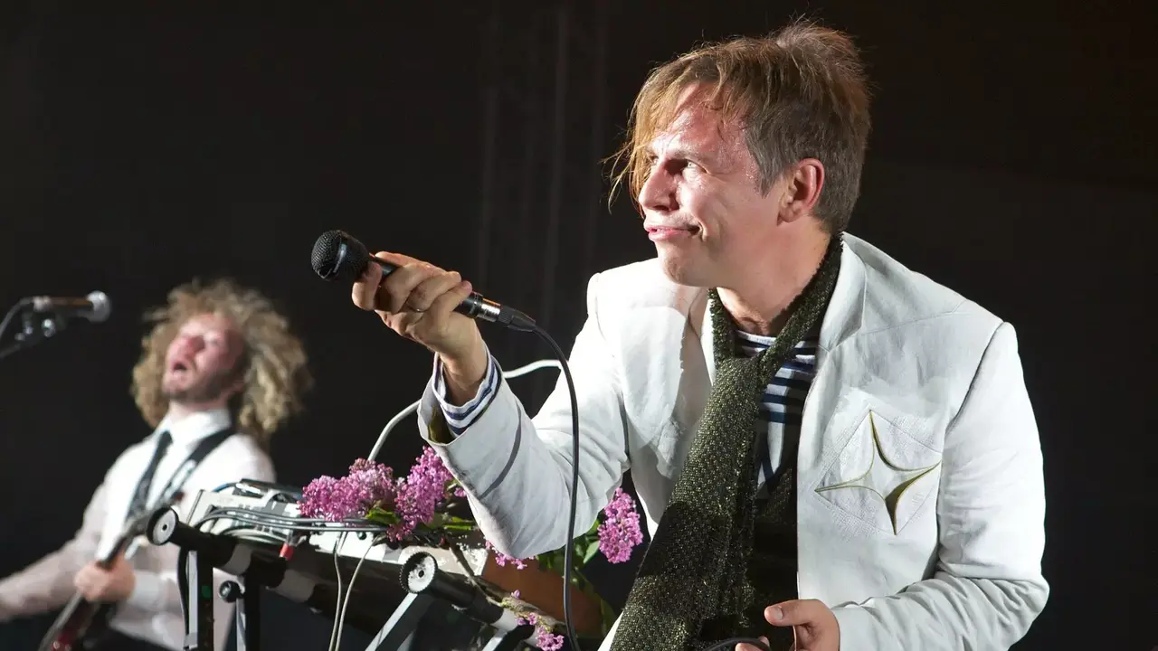 elochnye-igrushki-noski-futbolki-kak-uehavshij-v-ssha-lider-mumij.webp.webp «Елочные игрушки, носки футболки»: как уехавший в США лидер «Мумий Тролля» Лагутенко зарабатывает в России