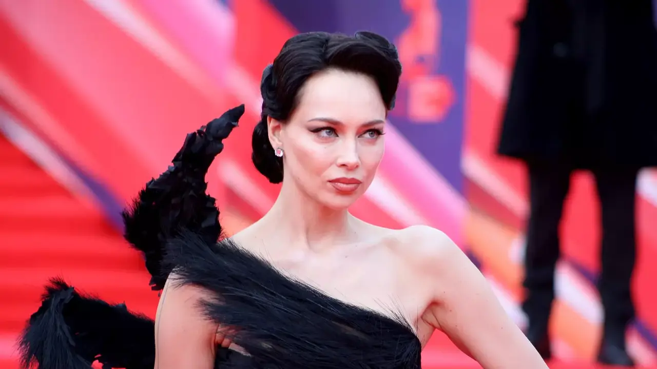 ja-uhozhu-samburskaja-okazalas-v-nelovkom-polozhenii-na-krasnoj-dorozhke.webp.webp «Я ухожу!»: Самбурская оказалась в неловком положении на красной дорожке из-за Баскова и Киркорова