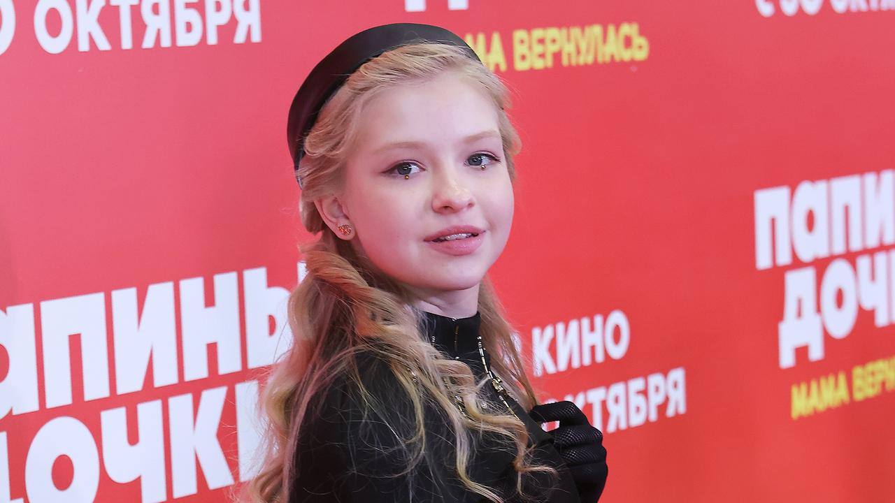 kuda-smotreli-ee-roditeli-v-seti-obsuzhdajut-prozrachnyj-narjad-13-letnej.jpg «Куда смотрели ее родители»: в Сети обсуждают прозрачный наряд 13-летней звезды новых «Папиных дочек»