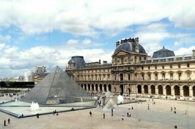 Le Parisien: В Лувре украли девять украшений из коллекции Наполеона Le Parisien: В Лувре украли девять украшений из коллекции Наполеона