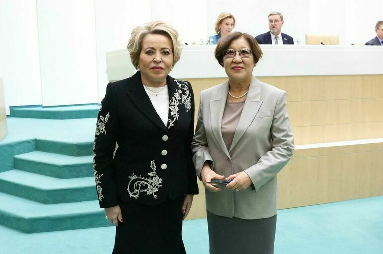 Матвиенко вручила удостоверение сенатора Альбине Кирилловой Матвиенко вручила удостоверение сенатора Альбине Кирилловой