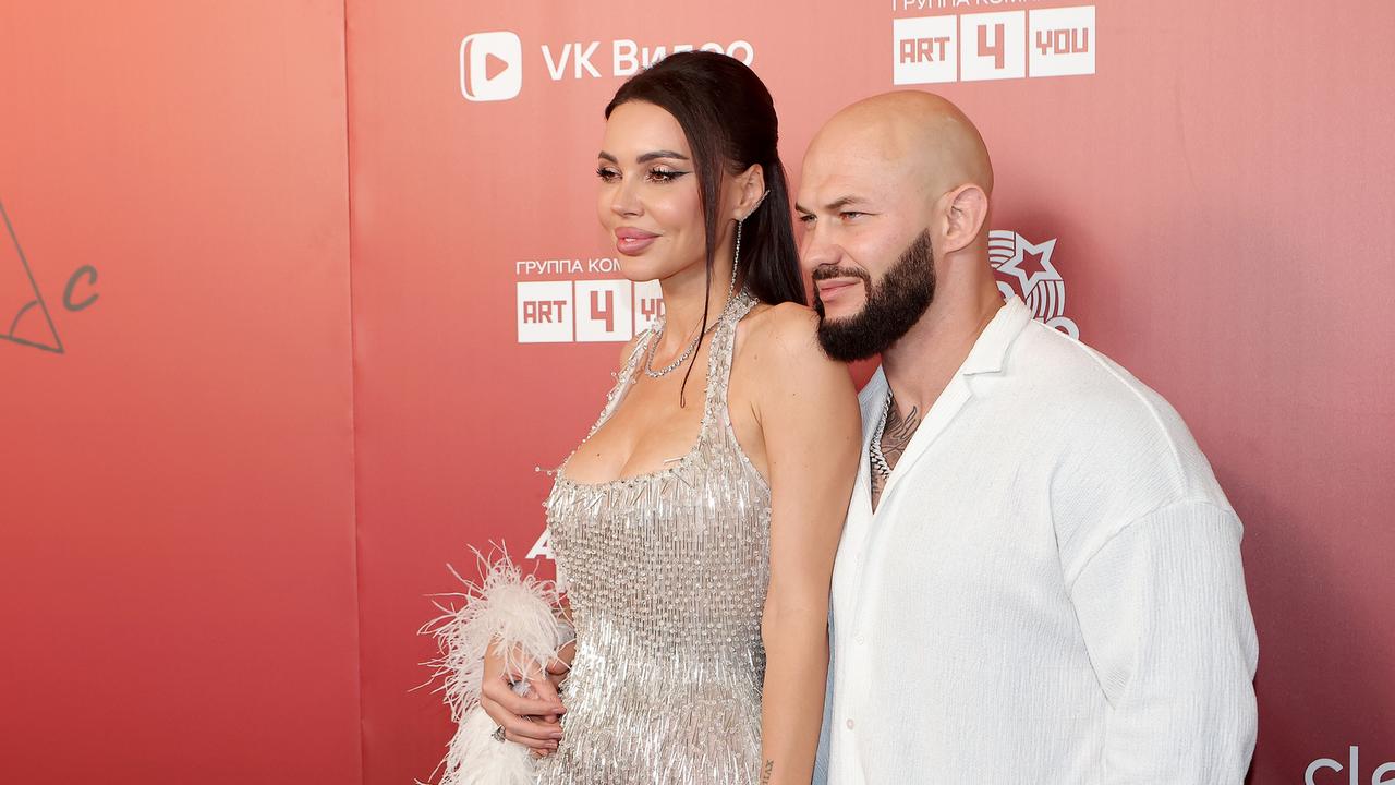 oksana-samojlova-priehala-v-sud-s-rezhisserom-realiti-shou.jpg Оксана Самойлова приехала в суд с режиссером реалити-шоу