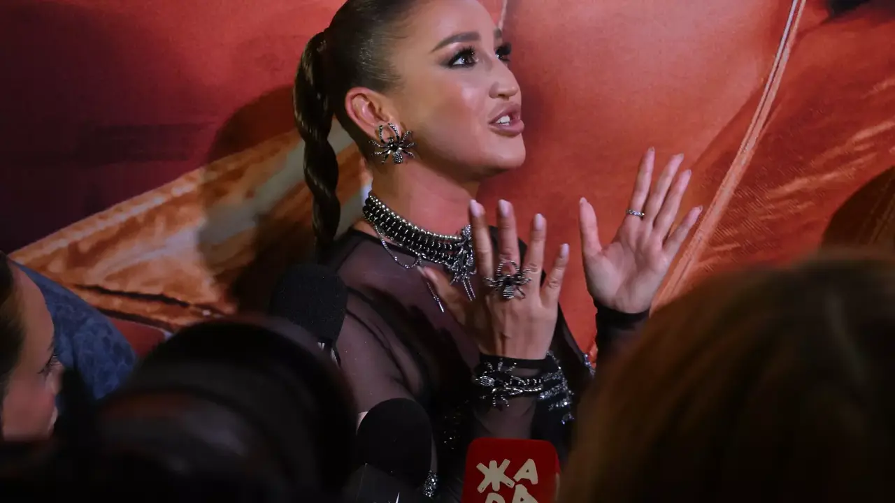 olga-buzova-pouzhinala-pri-svechah-i-pohvastalas-bolshim-buketom-belyh.webp.webp Ольга Бузова поужинала при свечах и похвасталась большим букетом белых роз