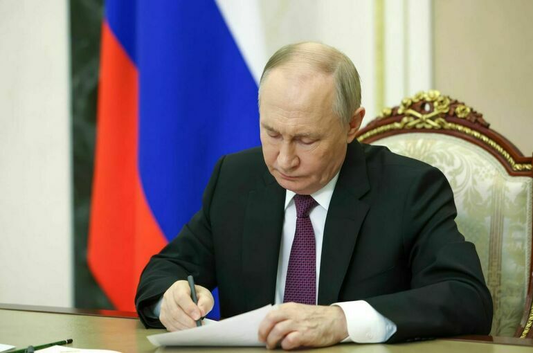 Путин разрешил временно ввозить товары из Казахстана и Киргизии без Путин разрешил временно ввозить товары из Казахстана и Киргизии без маркировки ЕАЭС