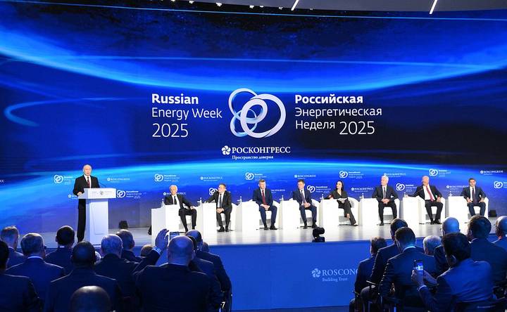 Путин выступил на пленарном заседании Российской энергетической недели
