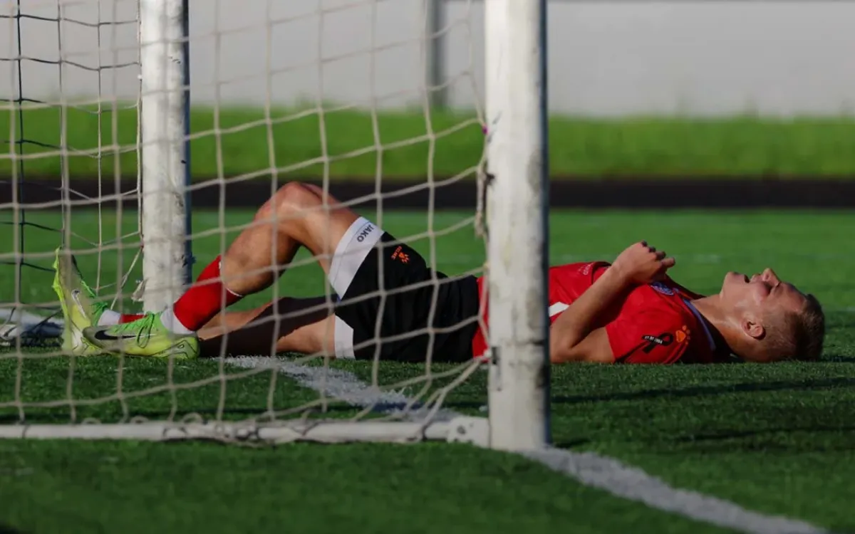 Старейший клуб России на грани исчезновения. Футболисты живут бойкотами и Старейший клуб России на грани исчезновения. Футболисты живут бойкотами и не видят зарплат