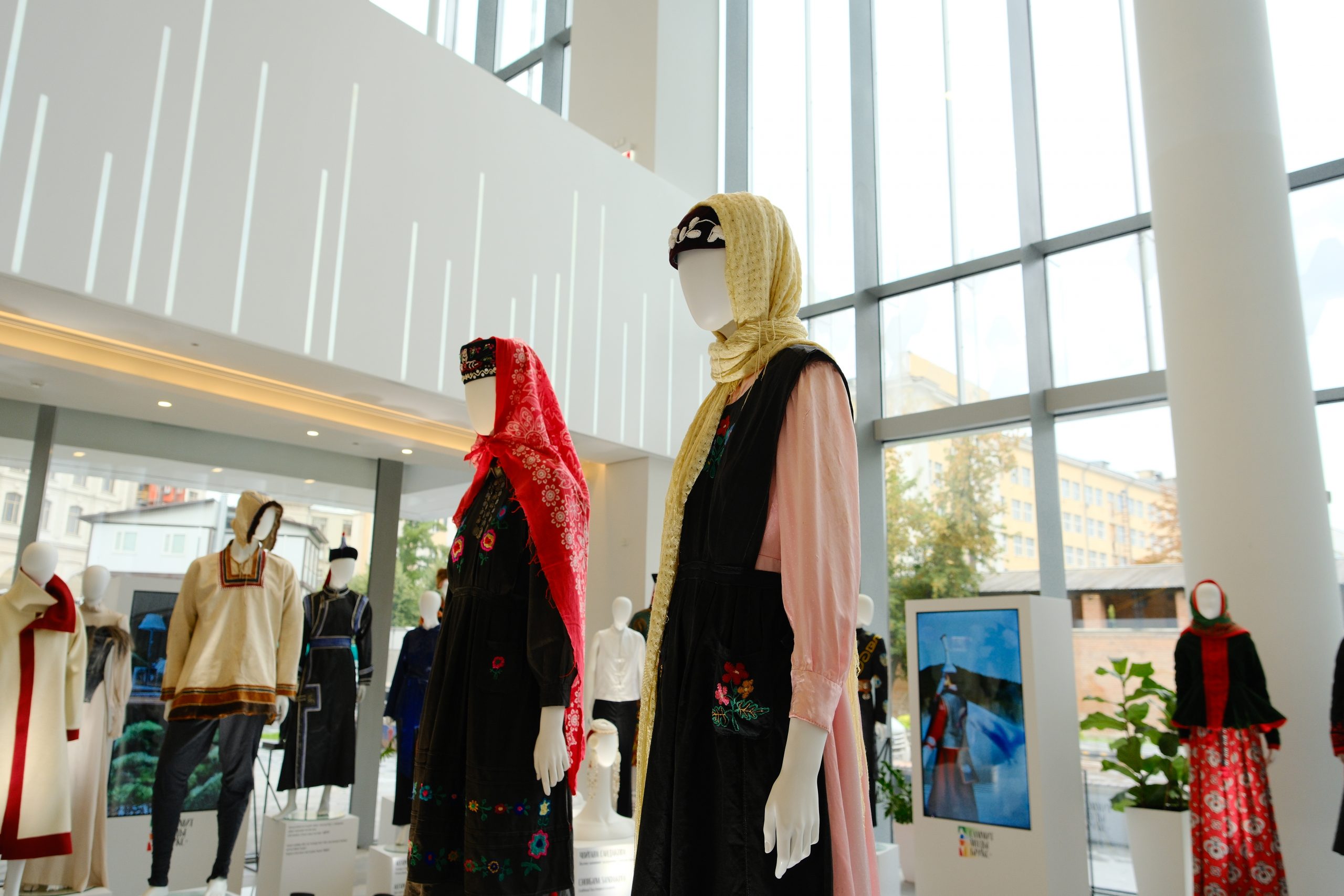 Традиции и современность: как прошла выставка «Родные мотивы» на BRICS+ Традиции и современность: как прошла выставка «Родные мотивы» на BRICS+ Fashion Summit