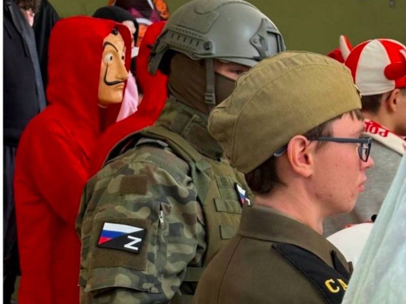 У учеников из Украины была истерика: юный поляк пришел в У учеников из Украины была истерика: юный поляк пришел в школу на Хэллоуин в костюме бойца ВС РФ