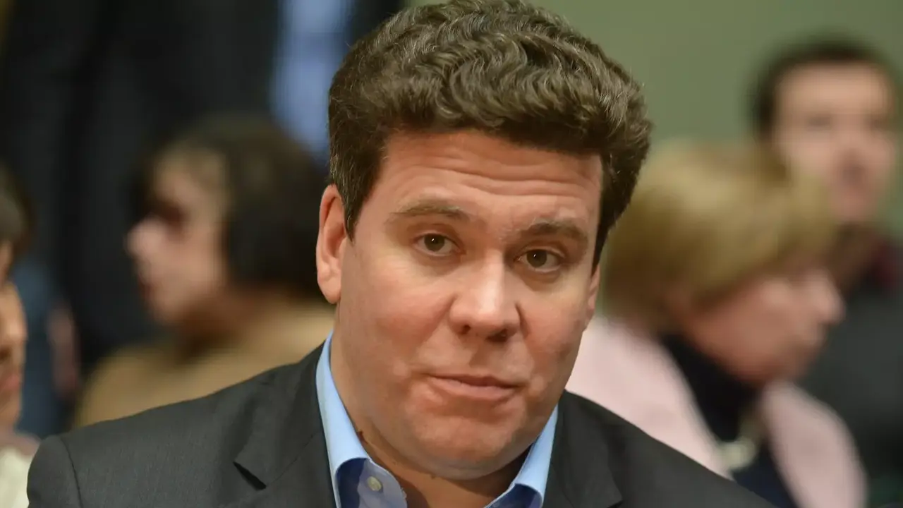 denisu-macuevu-vo-vremja-gastrolej-v-kitae-voditel-prishhemil-ruku-dverju.webp.webp Денису Мацуеву во время гастролей в Китае водитель прищемил руку дверью