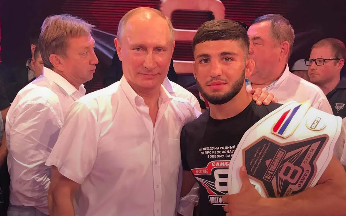 Два пояса и селфи с Путиным. Как президент повлиял на Два пояса и селфи с Путиным. Как президент повлиял на 20-летнего Армана Царукяна