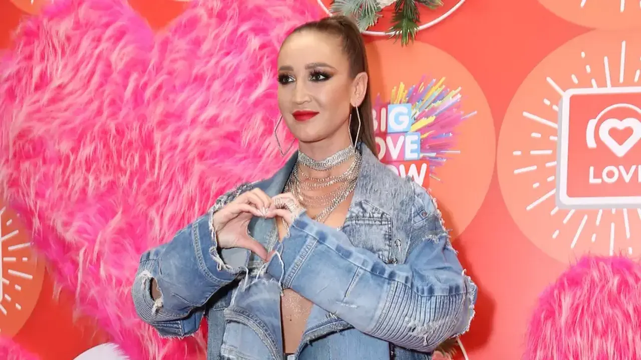 pevica-olga-buzova-rasskazala-kak-ej-prishili-volosy-k-platju.webp.webp Певица Ольга Бузова рассказала, как ей пришили волосы к платью на съемках шоу