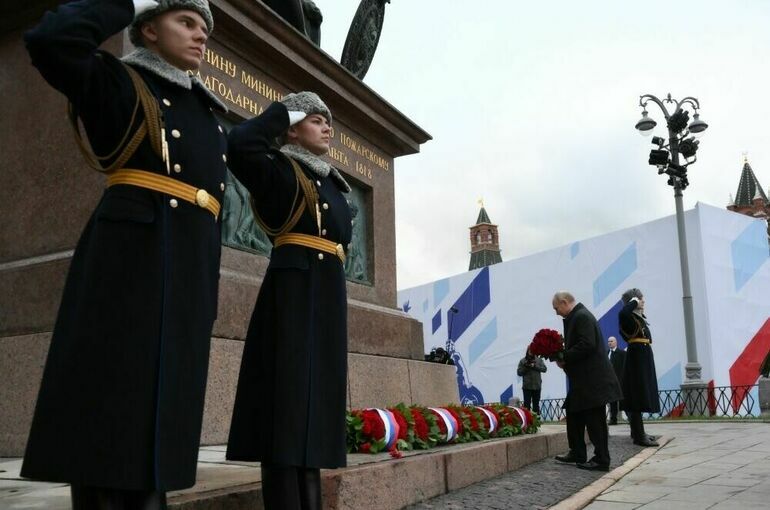 Путин возложил цветы к памятнику Минину и Пожарскому на Красной Путин возложил цветы к памятнику Минину и Пожарскому на Красной площади