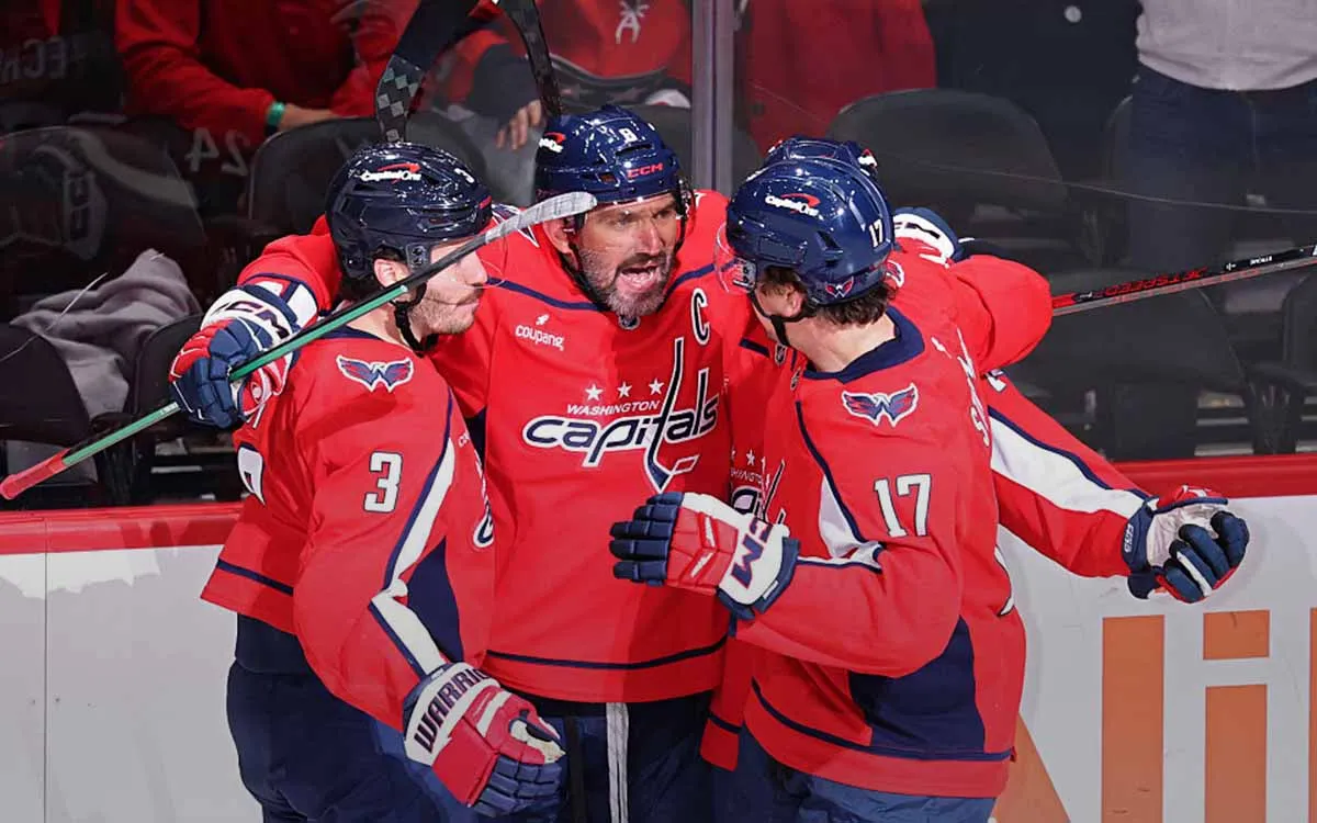 Уверенным шагом к тысяче голов в НХЛ. Ови «снял» сразу Уверенным шагом к тысяче голов в НХЛ. Ови «снял» сразу два рекорда за один матч