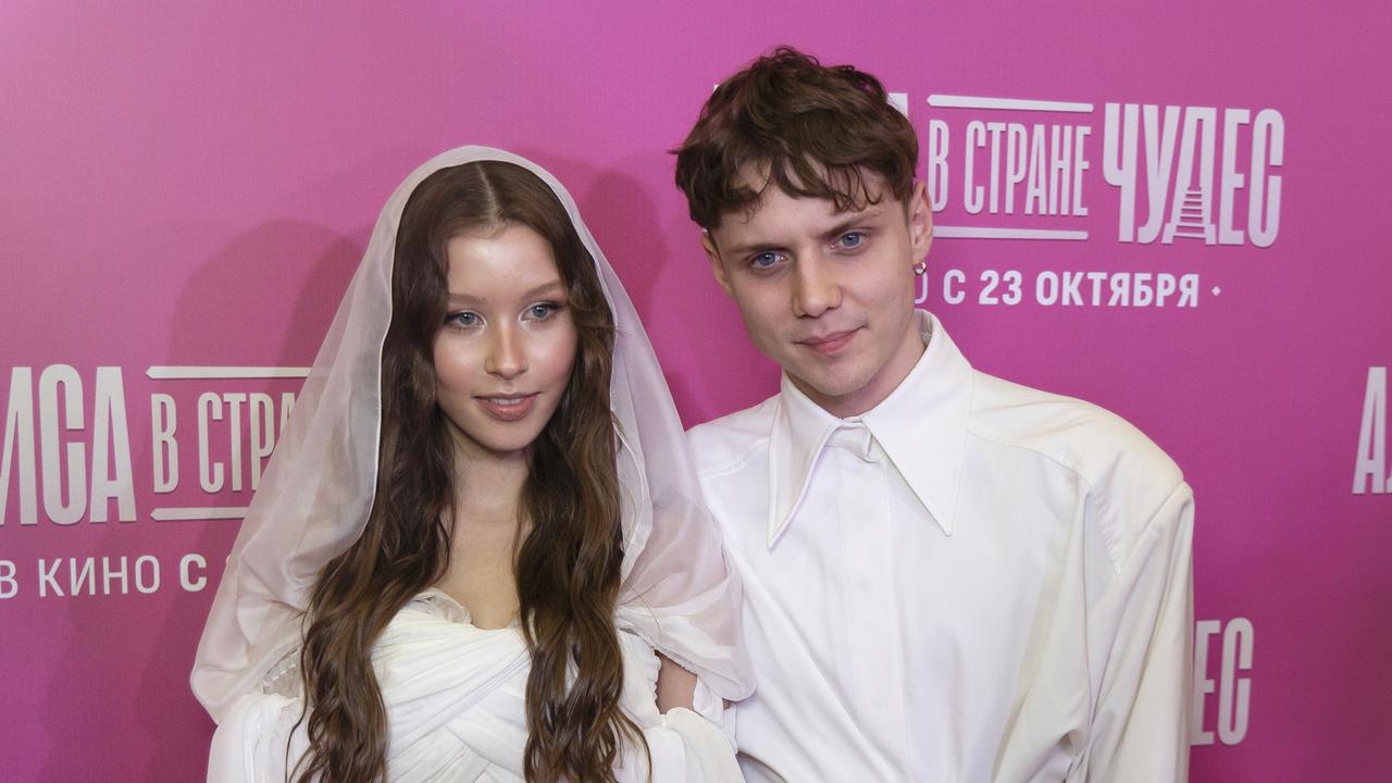 vanja-dmitrienko-i-16-letnjaja-anna-peresild-vmeste-uleteli-v-otpusk.jpg Ваня Дмитриенко и 16-летняя Анна Пересильд вместе улетели в отпуск на Шри-Ланку