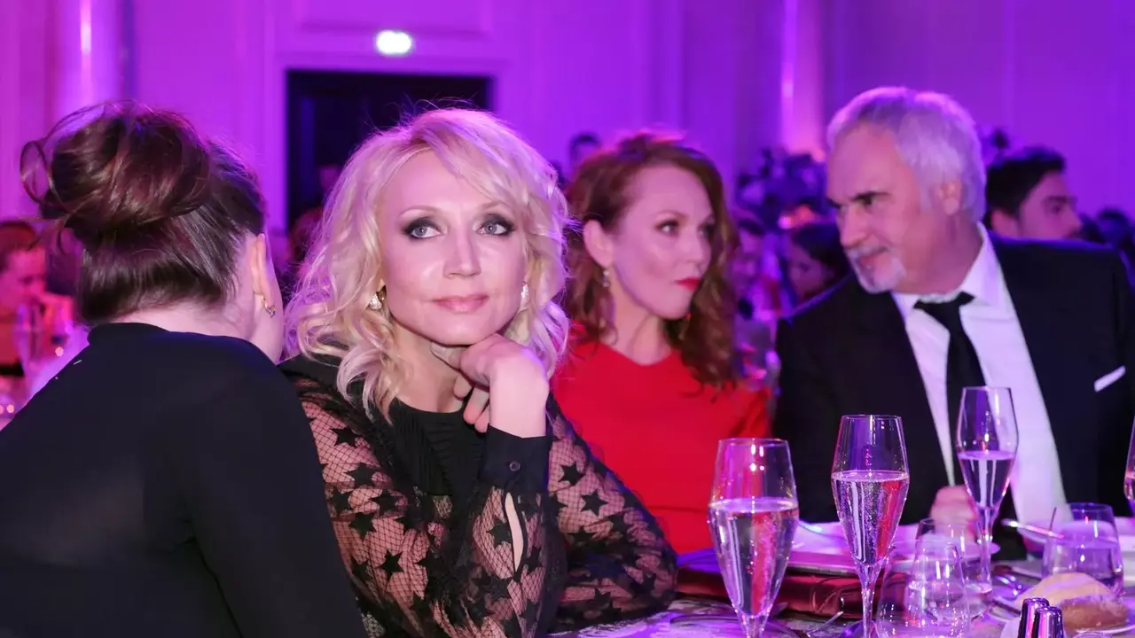 Возрождает песни из нулевых: эмигрировавшая в США Кристина Орбакайте снимает клипы в заброшках