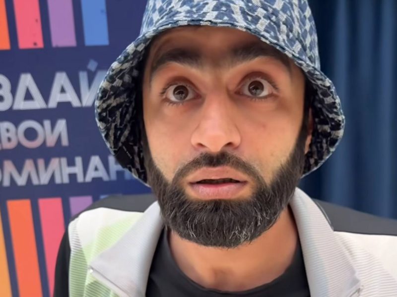 От популярности к выдаче товаров: звезду «Даешь молодежь!» засняли за От популярности к выдаче товаров: звезду «Даешь молодежь!» засняли за работой в Wildberries