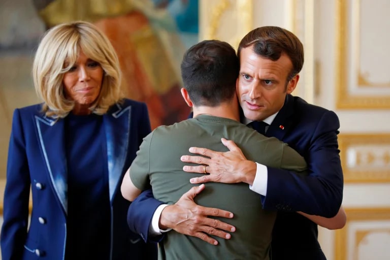 Макрон больше не обязан заниматься сексом с Брижит: во Франции Макрон больше не обязан заниматься сексом с Брижит: во Франции отменили супружеский долг