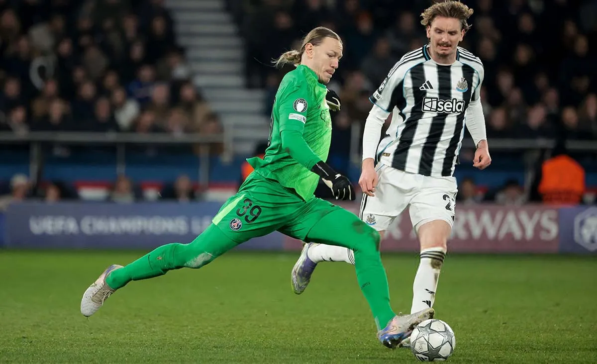 Поворот в иерархии. Сафонов играет, а Шевалье грустит рядом с Поворот в иерархии. Сафонов играет, а Шевалье грустит рядом с Забарным