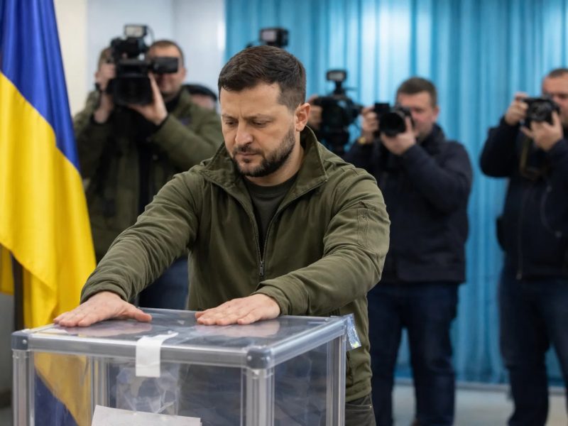 Почему Зеленский увиливает от выборов на Украине и пытается референдумом Почему Зеленский увиливает от выборов на Украине и пытается референдумом о мирных переговорах снять с себя ответственность