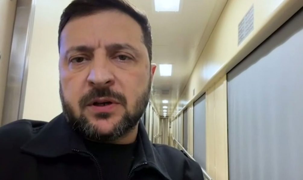 Зеленский под угрозой, дрон над городом, военный фон